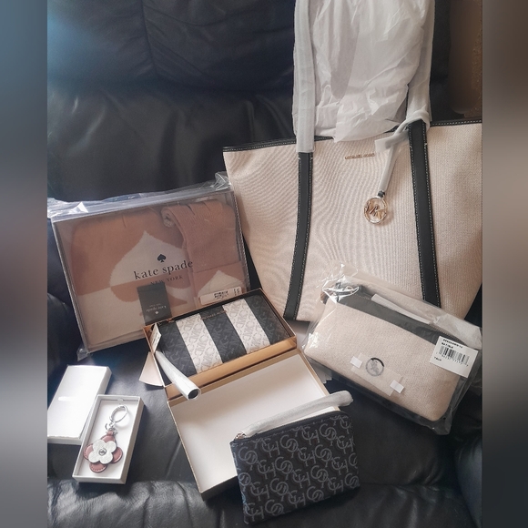 New Multi Items Coach ,Michael Kors,Kate Spade NWT 🌸 6 Items Great Items - Picture 2 of 15